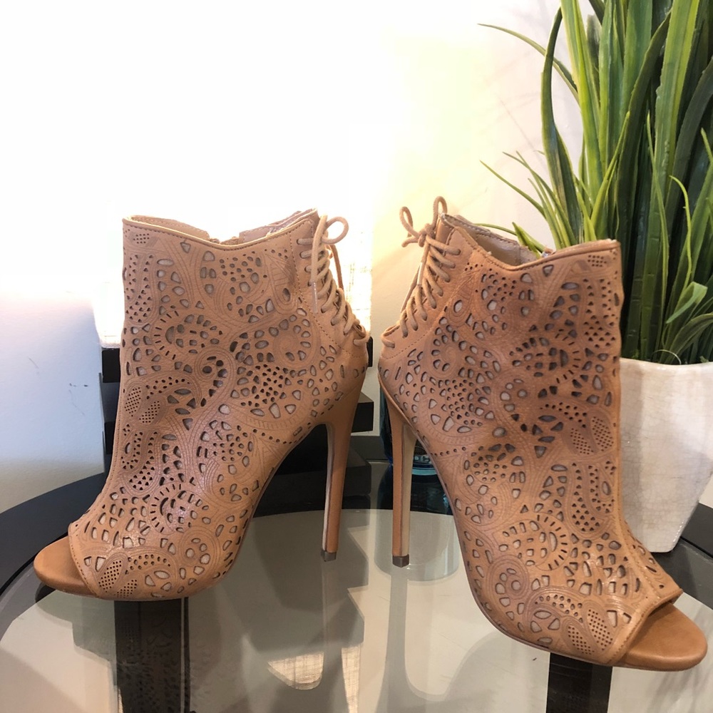 STEVE MADDEN KORSETT HEELS